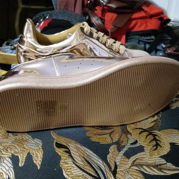 N.Y.L.A. ICONIC SHINY GOLDEN NEW! SIZE 6 WOMEN SNEAKERS,🎁GIFT IT. - Picture 4 of 14